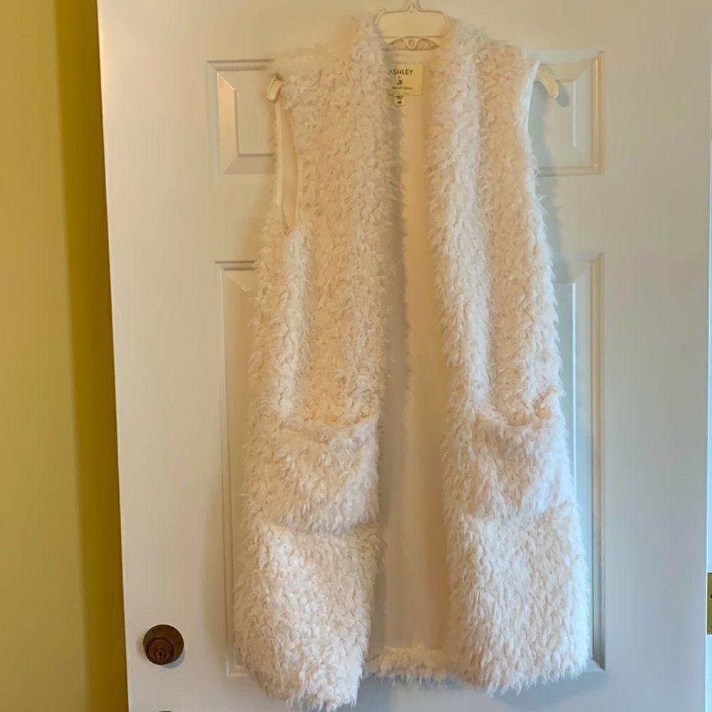 White faux shearling open front, pocketed vest Size medium